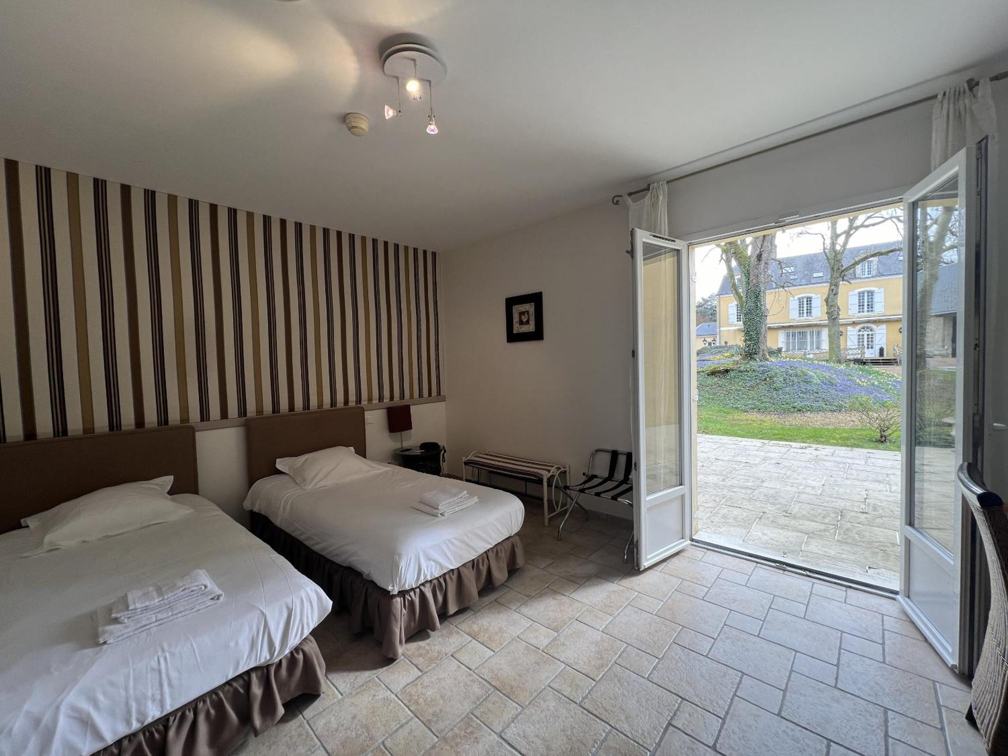 Chateau Du Bois Guibert Bonneval  Room photo